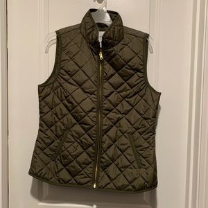Olive green medium puffer vest